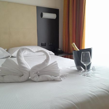 Elysium Hotel Raya Mediglia Bagian luar foto