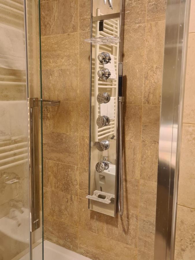 Elysium Hotel Raya Mediglia Bagian luar foto