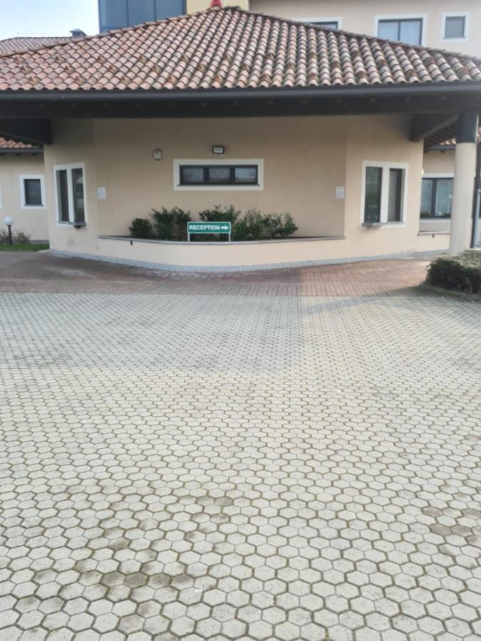 Elysium Hotel Raya Mediglia Bagian luar foto