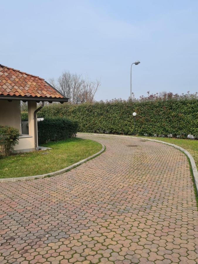 Elysium Hotel Raya Mediglia Bagian luar foto