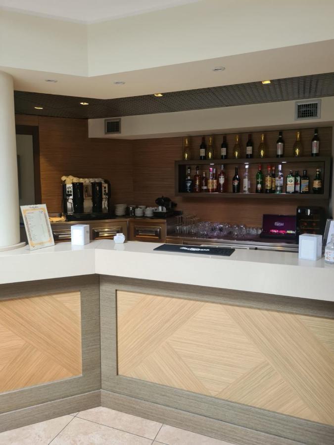 Elysium Hotel Raya Mediglia Bagian luar foto