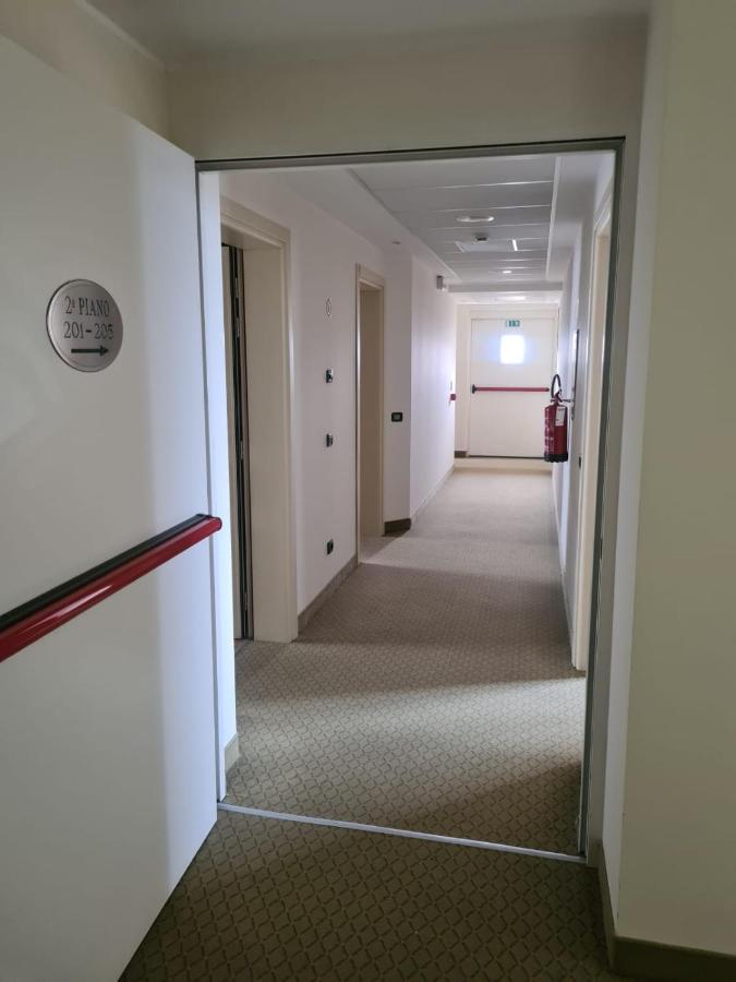 Elysium Hotel Raya Mediglia Bagian luar foto