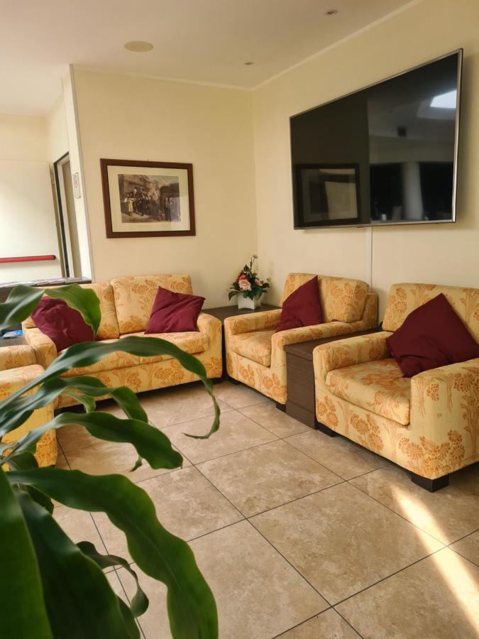 Elysium Hotel Raya Mediglia Bagian luar foto