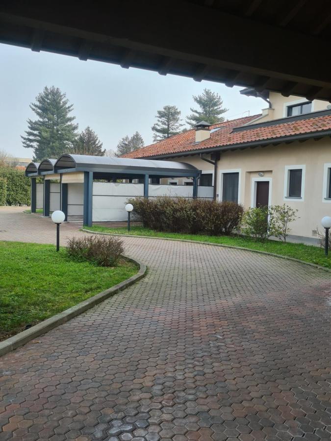 Elysium Hotel Raya Mediglia Bagian luar foto