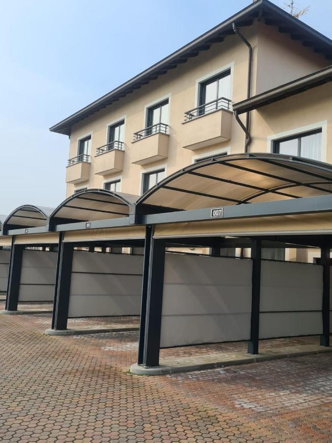 Elysium Hotel Raya Mediglia Bagian luar foto