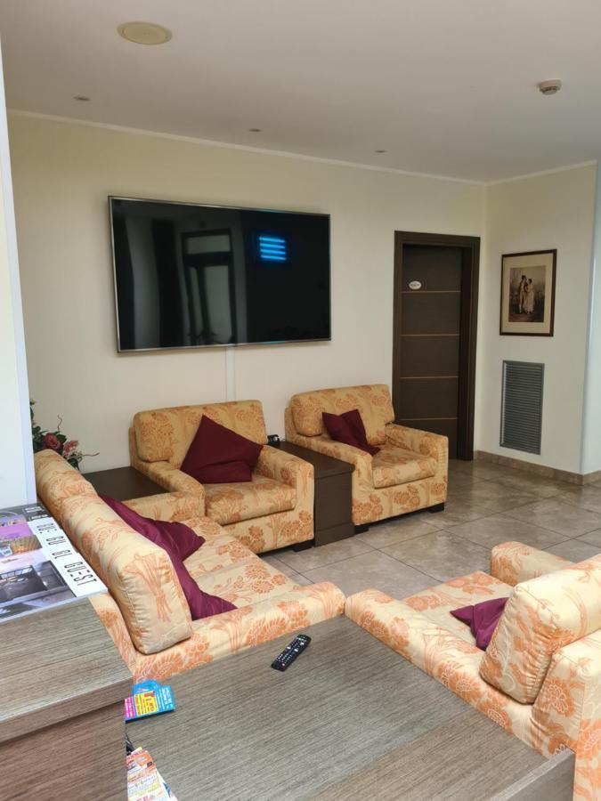 Elysium Hotel Raya Mediglia Bagian luar foto