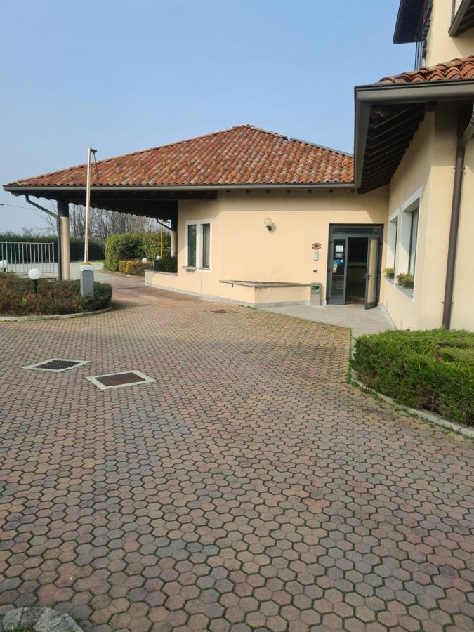 Elysium Hotel Raya Mediglia Bagian luar foto