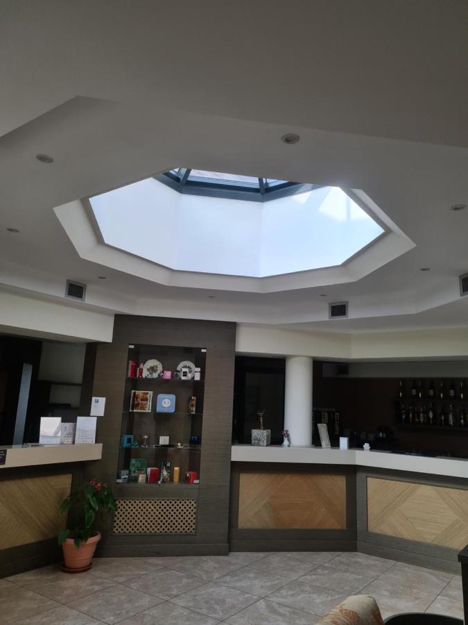 Elysium Hotel Raya Mediglia Bagian luar foto