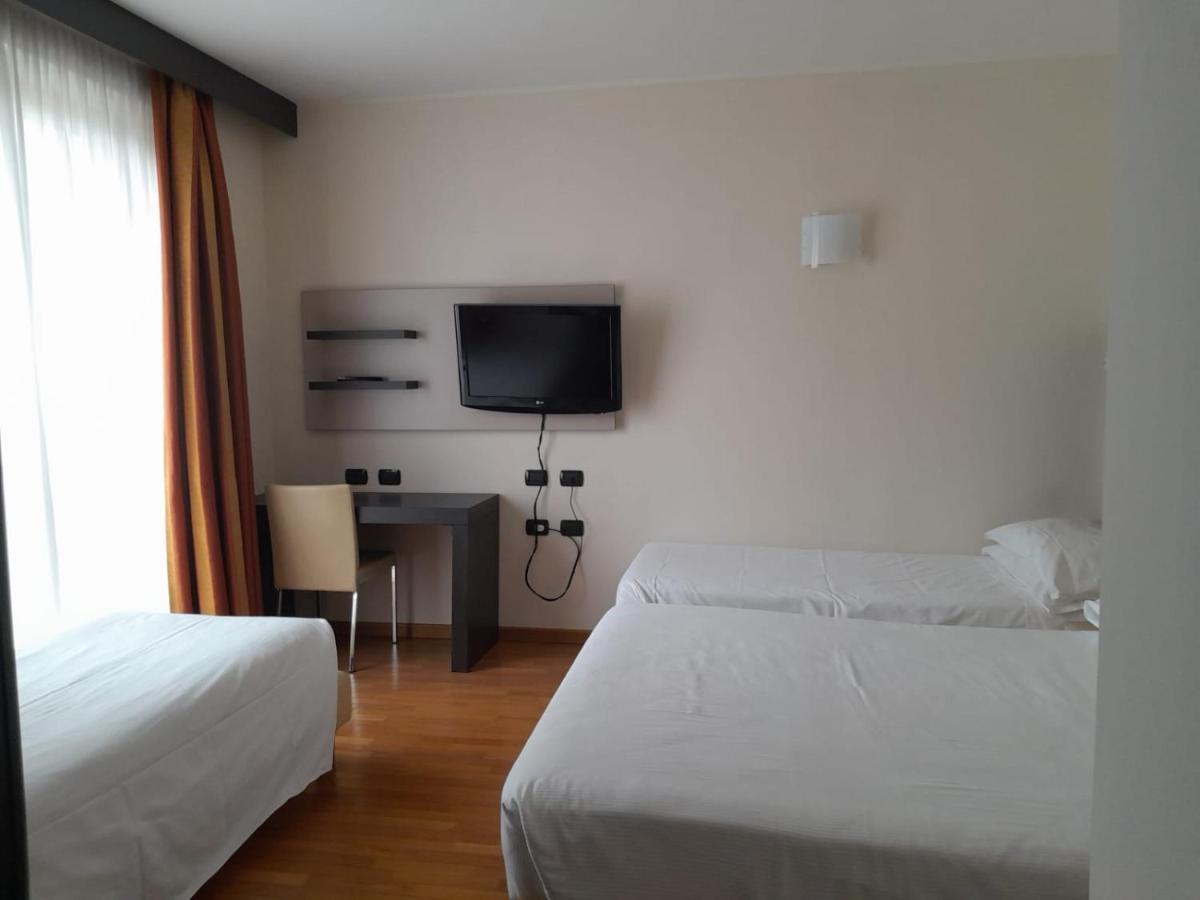 Elysium Hotel Raya Mediglia Bagian luar foto