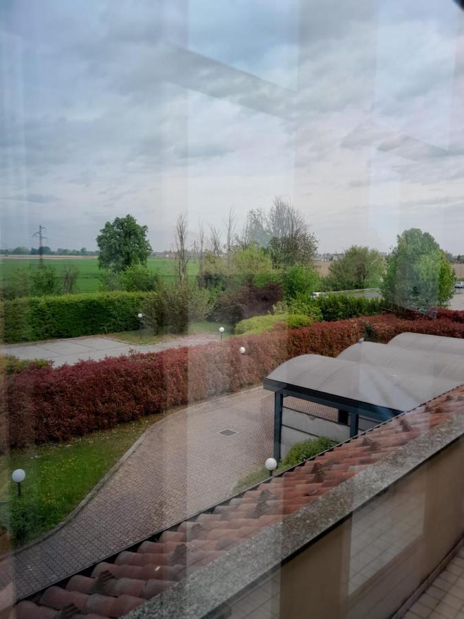 Elysium Hotel Raya Mediglia Bagian luar foto