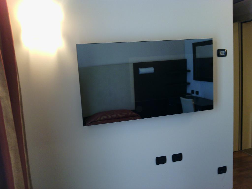 Elysium Hotel Raya Mediglia Bagian luar foto