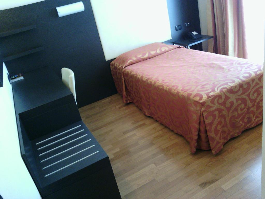 Elysium Hotel Raya Mediglia Bagian luar foto
