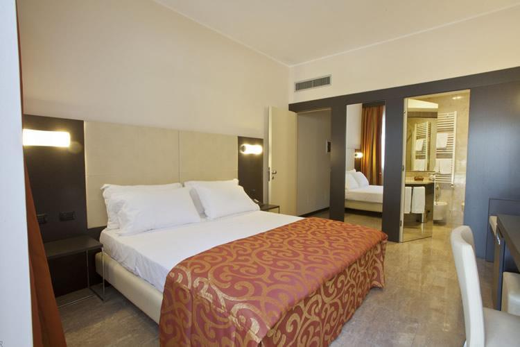 Elysium Hotel Raya Mediglia Bagian luar foto
