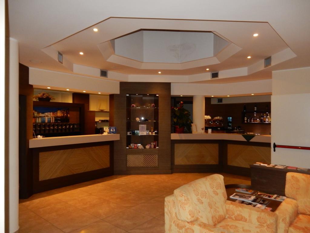 Elysium Hotel Raya Mediglia Bagian luar foto