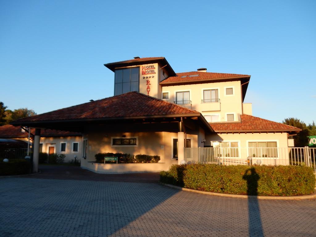 Elysium Hotel Raya Mediglia Bagian luar foto