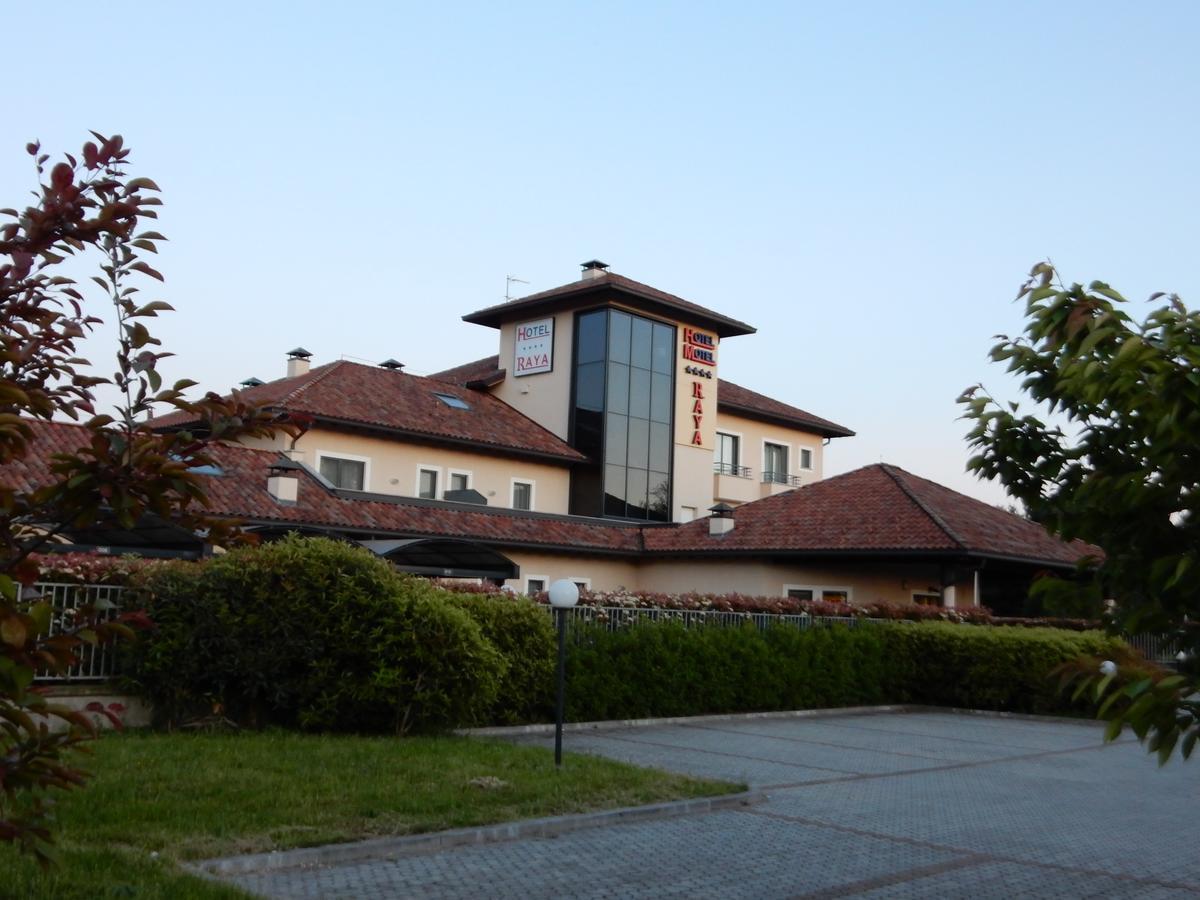Elysium Hotel Raya Mediglia Bagian luar foto