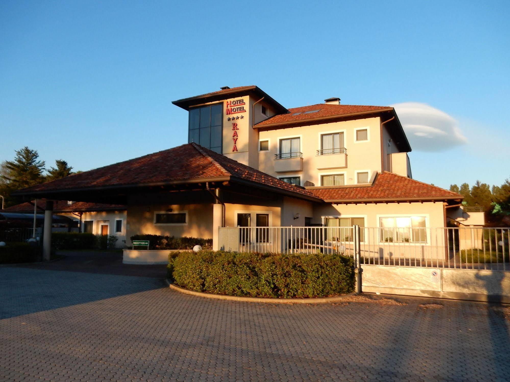 Elysium Hotel Raya Mediglia Bagian luar foto